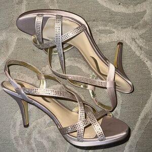 NWOT🌷NINA🌷Cream sparkled satin strappy heel leather sole